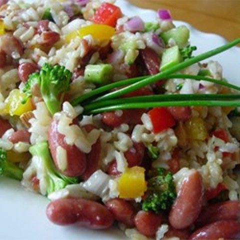Egészséges és tápláló zöldséges barna rizs saláta